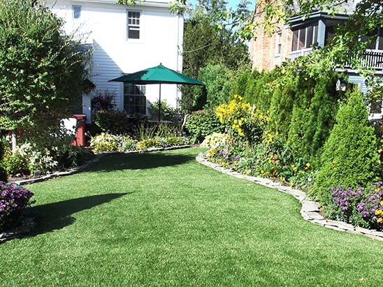 artificial-grass-with-established-garden